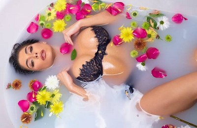 Грудастая девушка в душе удовлетворяет себя.