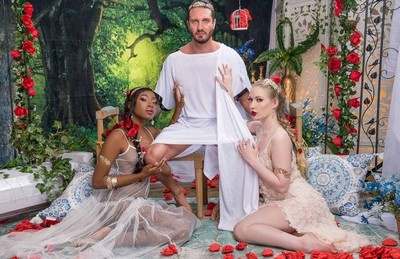 Две привлекательные женщины удовлетворили лидеру оральным сексом и покрыли свои груди спермой.