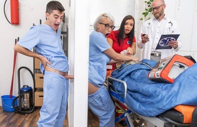 Медсестры и докторы могут иметь различные взаимоотношения в клинике.