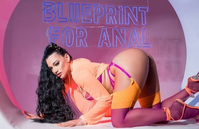 Мона Азар, знаменитая Техасская актриса, продолжает свою успешную карьеру в порноиндустрии.