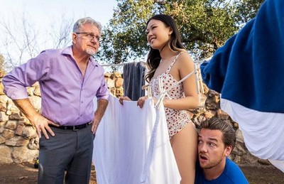 Жена деда жадно пристает к молодому парню из соседнего дома, у которого большие груди.