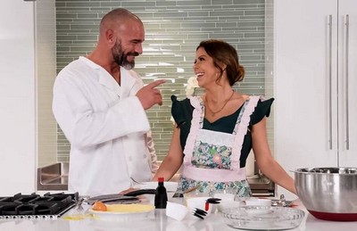 Шеф-повар учит хозяйку готовить стейк и улучшает программу.