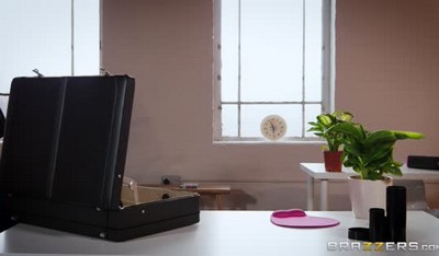 Знакомство с начальницей началось с интимной встречи.