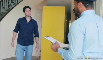 Курьер из магазина intim доставил мужчине куклу нового поколения.