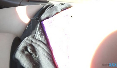 Развязная блондинка удовлетворила опытного таксиста.