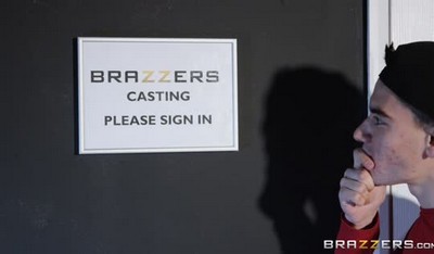 Молодой человек с решительными намерениями решил пойти на кастинг для порно.