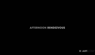 Молодая женщина с искушением на лице сладко обсасывает фаллос своего партнера в интимной обстановке.