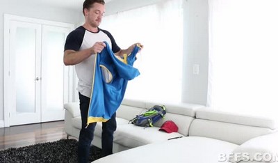 Парень встретил трех покемонщиц в парке культуры и отдыха.