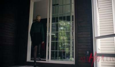 После принятия душа, мамка-шатенка решила удовлетворить своего сына орально.