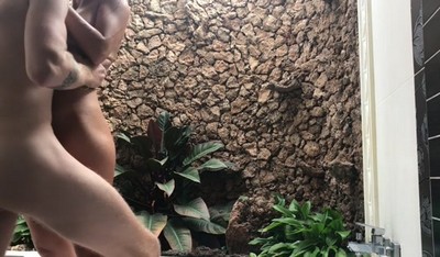 Худощавый молодой человек занимается сексом с стройной и привлекательной девушкой в туалете.