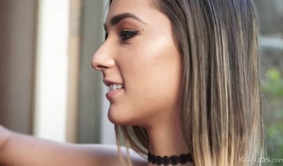 Молодая загорелая девушка занимается порно с приятелем на диване.