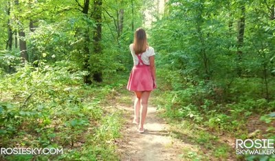 Молодая женщина находится в лесу и занимается сексом с незнакомцем.