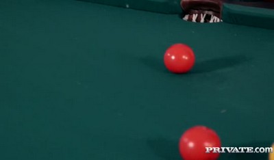 Бильярдисты использовали свои кии в игре с девушкой.