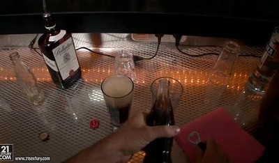 Две студентки в общежитии занимаются анальным сексом с футболистом.