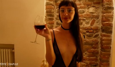 Отправившись на французские каникулы, блоггерша начала свои приключения с небольшим инцидентом в ванной комнате.