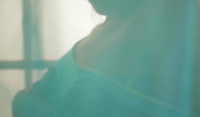 Нежная девушка просит страстного и глубокого секса.