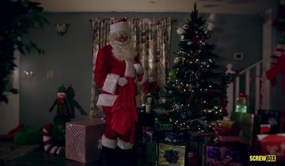 Хорошая девочка осветила Гринчу во время рождественской ночи.