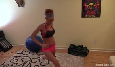 Тренер строго дисциплинирует грудастую волейболистку после матча.