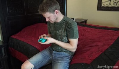 Парень случайно нашел мамкины трусики и поразился их тонкости и мягкости.