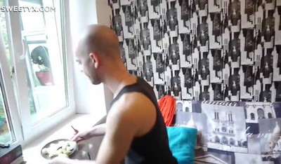 Смелый парень стал осуществлять куннилингус на русской любовнице, после того как снял с нее платье.