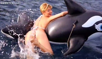 Русская красавица занимается сексом с французом на яхте.