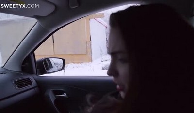 На автобусной остановке в холодные минусовые десять градусов мерзнет молодая русская девушка по имени Натали.