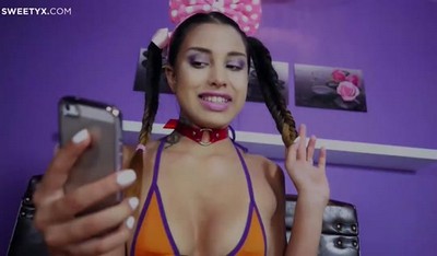 Анастасия Солодкова профессионально занимается анальным сексом.