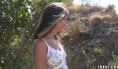 Русская девушка с татуировками готова к анальному сексу со своим партнером.