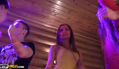 Эшли Адамс наказывает своего непослушного соседа, который играет на гитаре слишком громко.