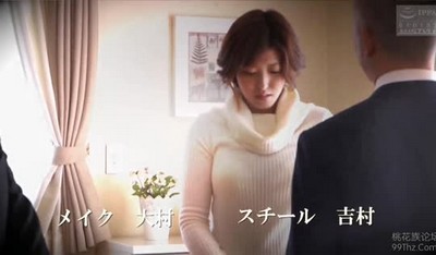 Японка не смогла укрыться под одеялом и принялась ублажать гостей.