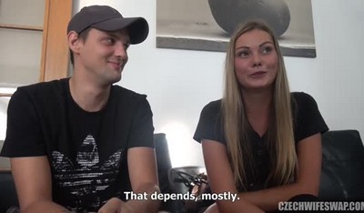 Чешские супруги по обмену с интересом изучают новых партнеров.