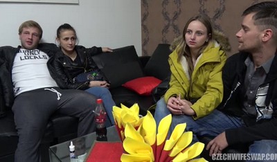 Две чешские парочки решили попробовать свингерский обмен супругами, чтобы обновить свои отношения и попробовать что-то новое.
