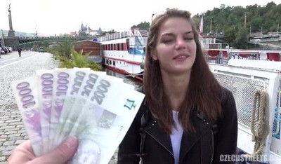 На улице девушка за деньги согласилась на секс.
