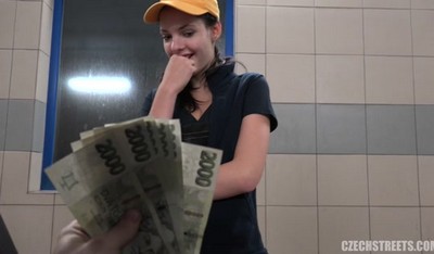 В Праге существуют автомобильные мойки, предлагающие дополнительные услуги.