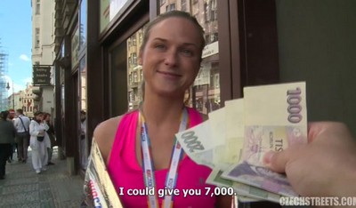 Девочка успешно преодолела ежегодный пражский марафон и получила третье место с бронзовой медалью.