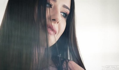 Девочка была приятно удивлена от размера пениса молодого парня.