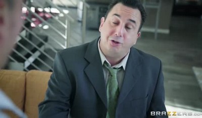 Девушка в очках заставила своего партнера наблюдать за ее изменой с военным.