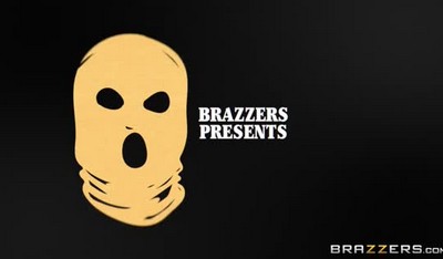 Дочка помогает вору украсть деньги и скрывает его от отца.