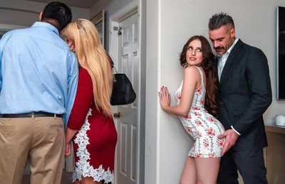 Риэлтор встретил потенциальных покупателей, семейную пару, и отправил их осмотреть комнаты в доме.