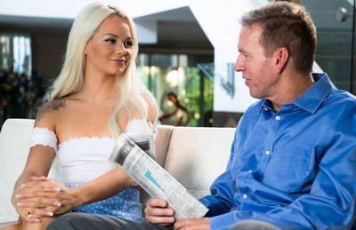 Папа помогает дочке умыться после перегрева мозгов.