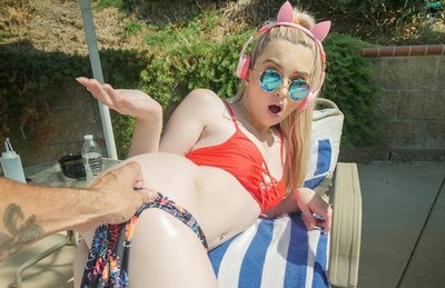 Тренер возле бассейна проводит интимную встречу с молодой блондинкой.