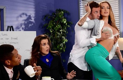 Руководитель остановил встречу с коллегами, чтобы провести интимное время с молодой секретаршей.