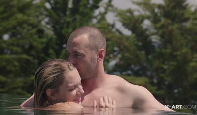 На природе мужчина занимается сексом с блондинкой.