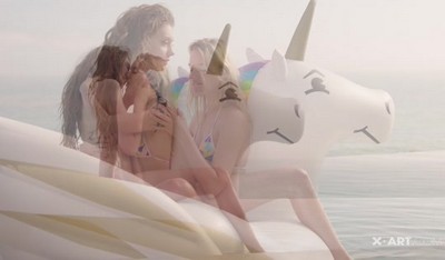 Красавчик отправился на море сразу с двумя кобылами - для интимного времяпровождения на курорте.