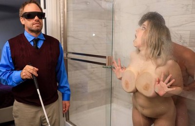 Слепой муж не подозревает, что его супруга изменяет ему в ванной с другим мужчиной.