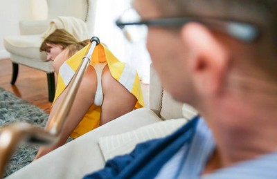 Стройная блондинка и дед устраивают отличное порно на диване.