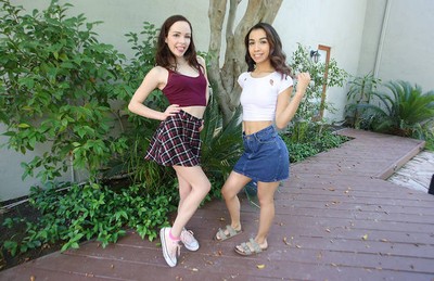 Папочка во дворе натягивает двух дочерей на толстый хрен.