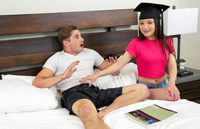 Футболист занимается с молодой сестрой в спальне.