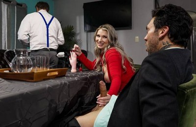 В ванной красивая девушка развлекается со своим мужем другом, наслаждаясь взаимным удовольствием и вкусной кончей.