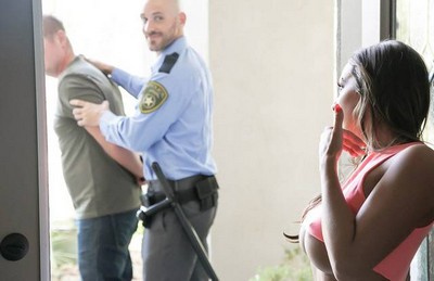 Замужняя шлюшка изменяет с красивым сотрудником полиции и пользуется его длинным фаллосом.